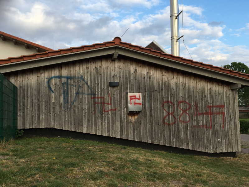 Schmierereien am Buchholzer Dorfgemeinschaftshaus